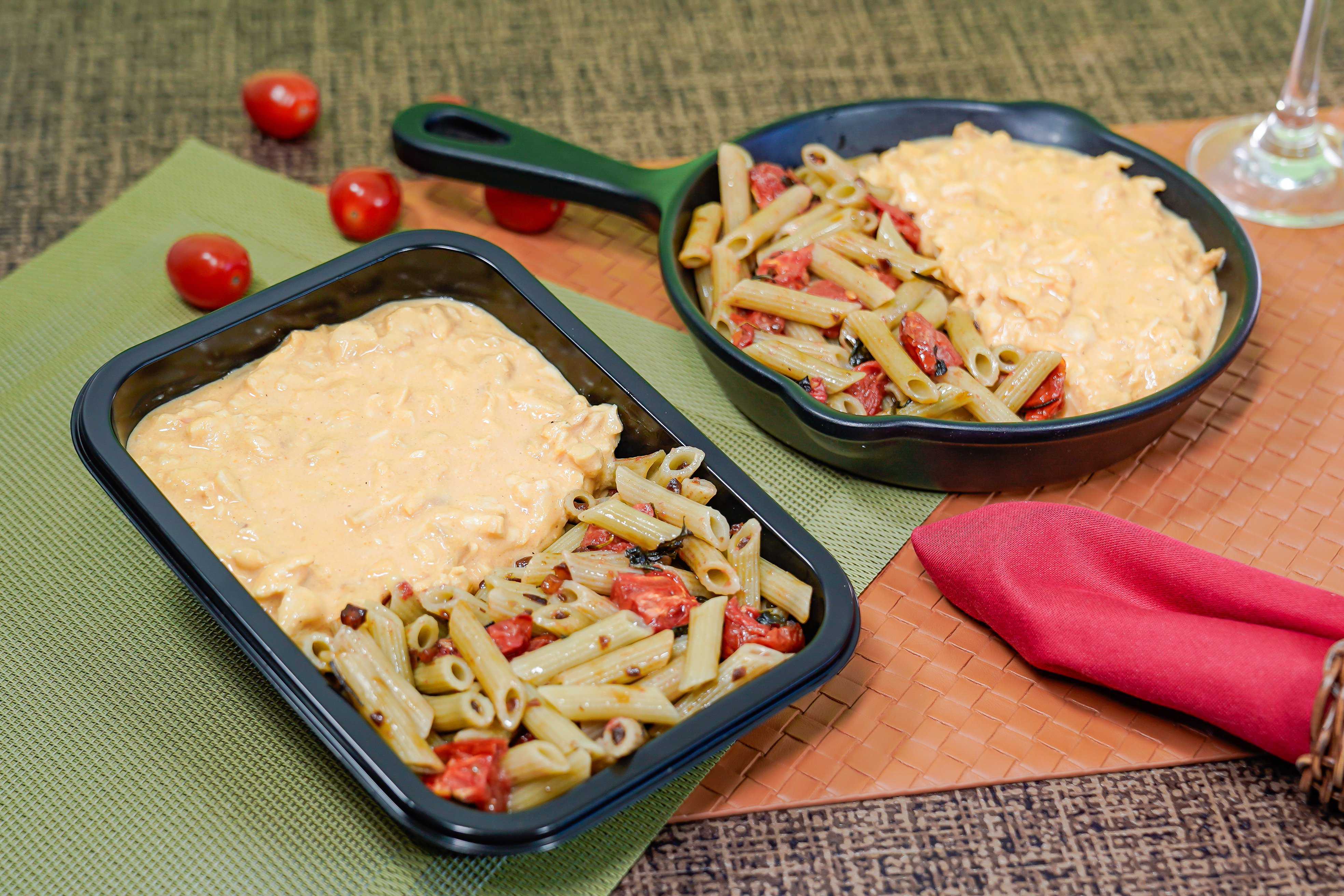 Fricassé de frango com penne ao alho e tomate seco